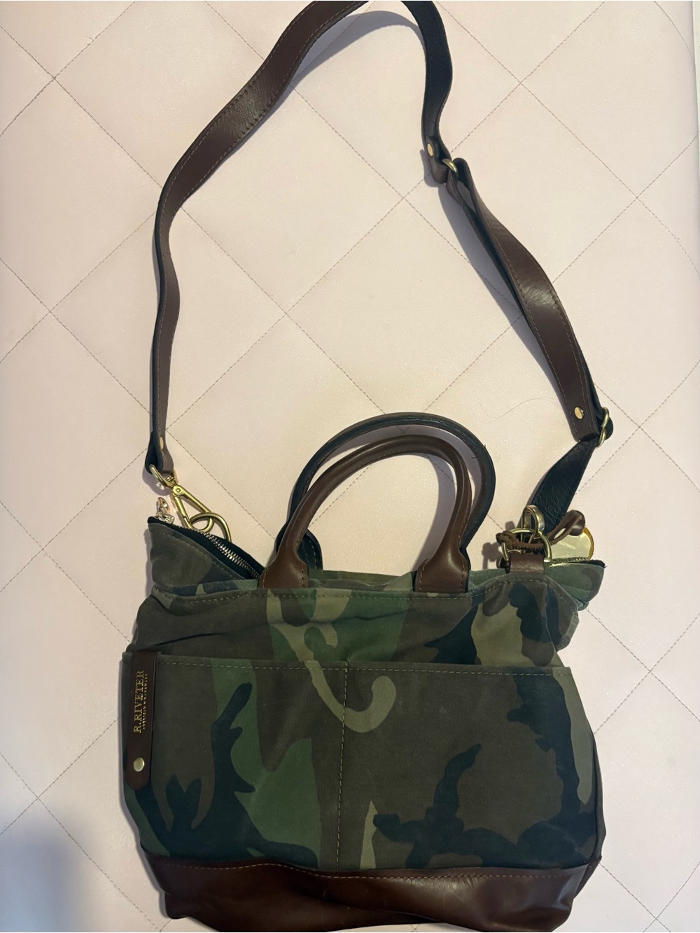 R. Riveter Otto Carry-All Tote Camo Leather Set w/ Matching Pouch - Picture 4 of 16
